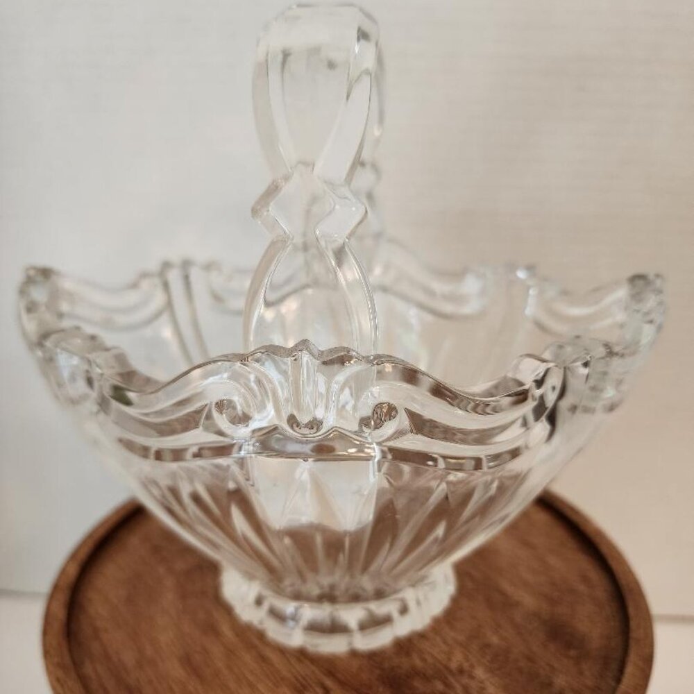 ONEIDA HANDLED GLASS BASKET CLEAR 7 1/2 X 7 1/2 X 5 3/4 IN GOOD CONDITION